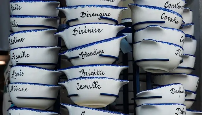 Photo de bol en céramique avec des prénoms français dessus