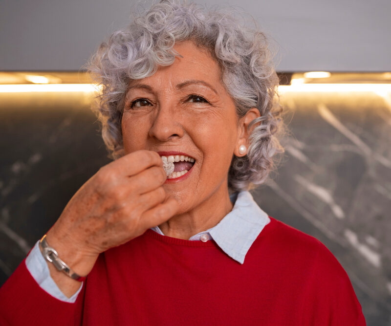 Image d'une femme senior mangeant un bonbon