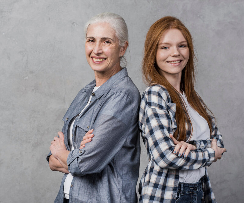 Photo d'une senior dos à dos à une adolescente