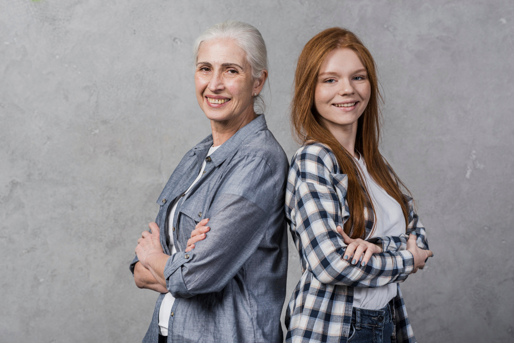 Photo d'une senior dos à dos à une adolescente