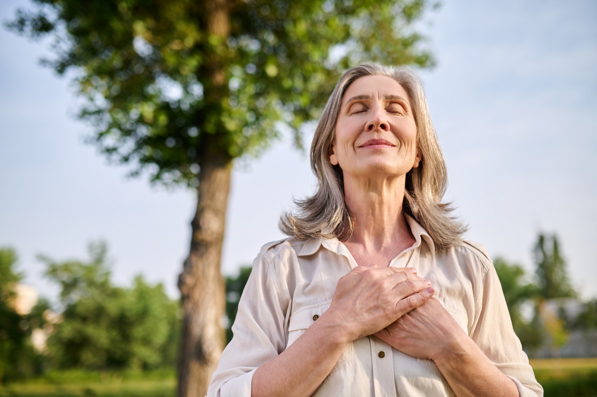 Femme senior se tenant les mains sur le buste