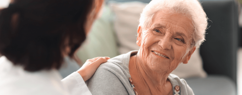 Femme senior discutant avec une aidante