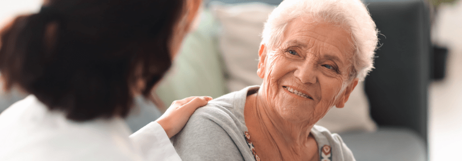 Femme senior discutant avec une aidante
