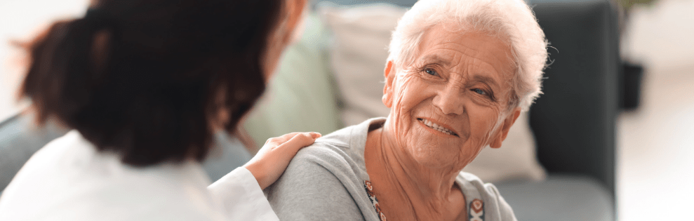 Femme senior discutant avec une aidante