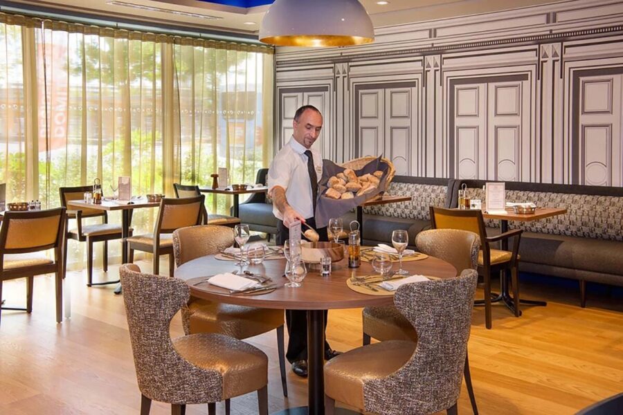 Photo d'un serveur de restaurant d'une résidence senior Domitys dans la salle de restaurant