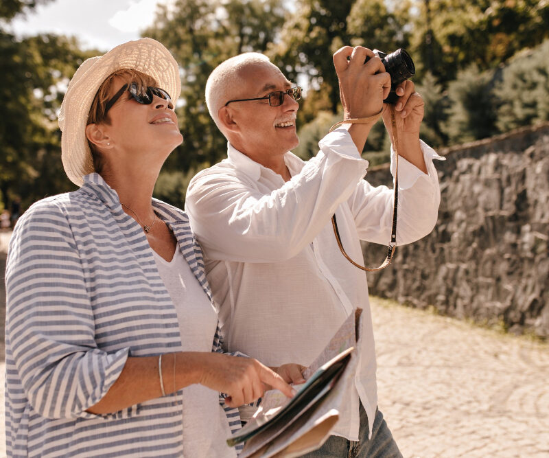 Couple senior en vacances prenant des photos
