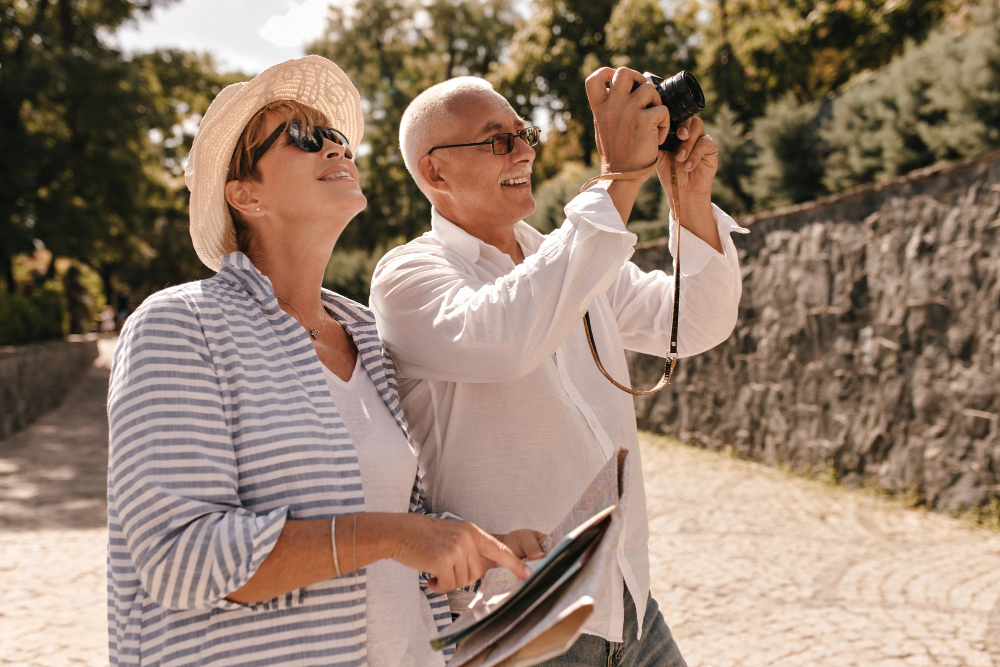 Couple senior en vacances prenant des photos