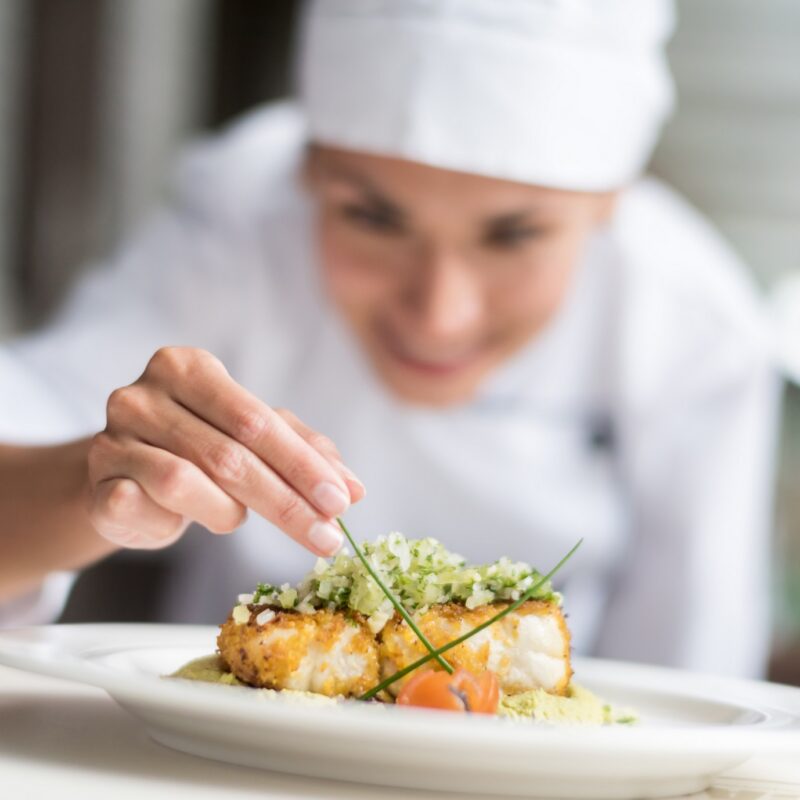 Chef cuisinier préparant un plat