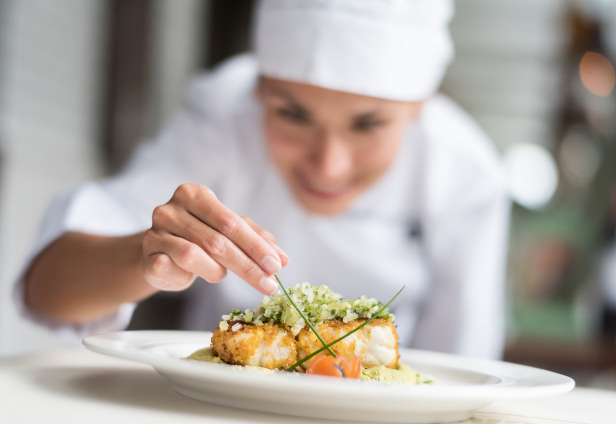 Chef cuisinier préparant un plat