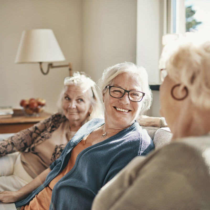 Groupe de femme senior sur le canapé