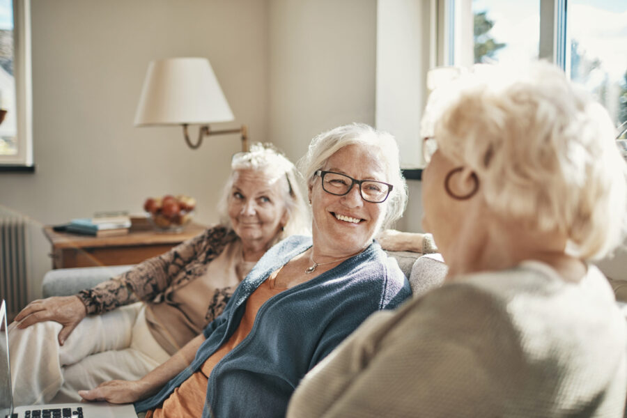 Groupe de femme senior sur le canapé