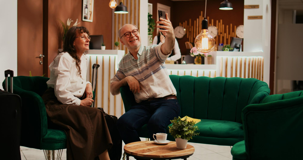 Couple senior se prenant en photo à l'accueil d'une résidence senior