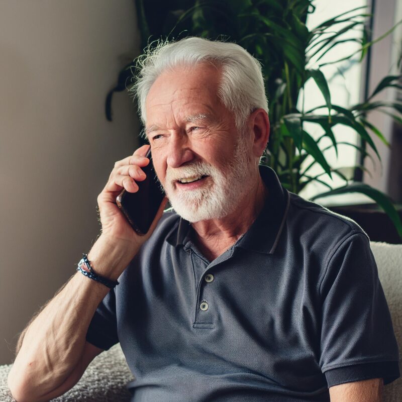 Image senior au téléphone généré par IA