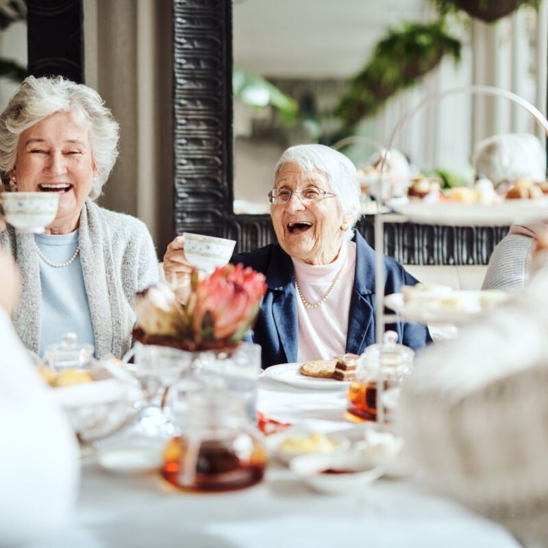 Groupe de femme senior prenant le thé