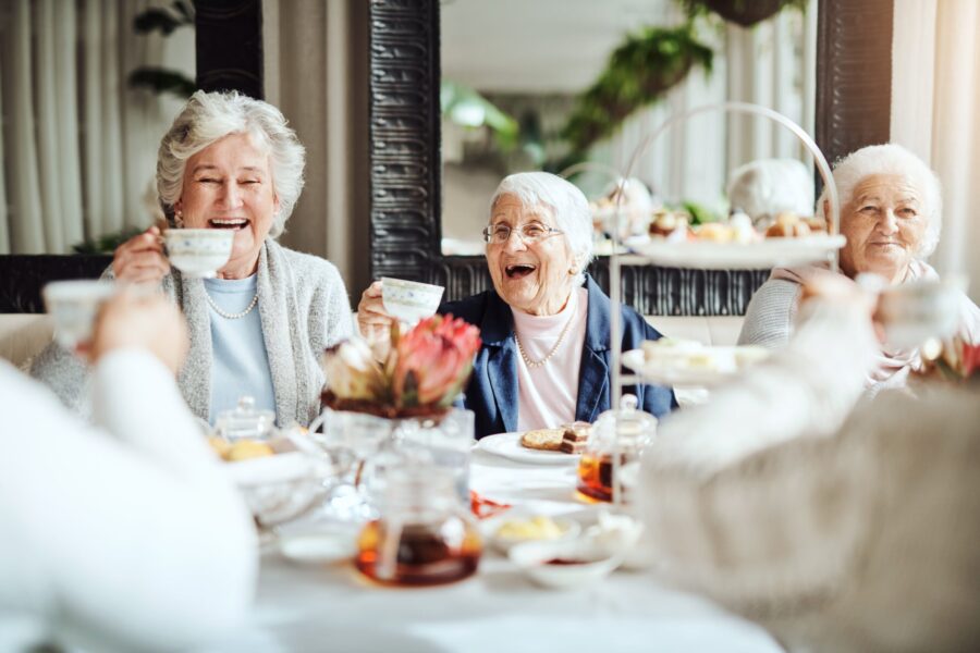 Groupe de femme senior prenant le thé