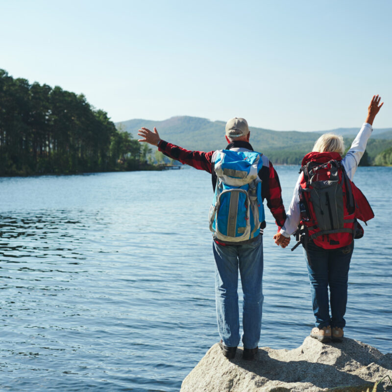 Couple senior voyage devant un lac