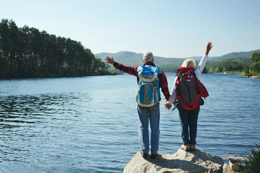 Couple senior voyage devant un lac