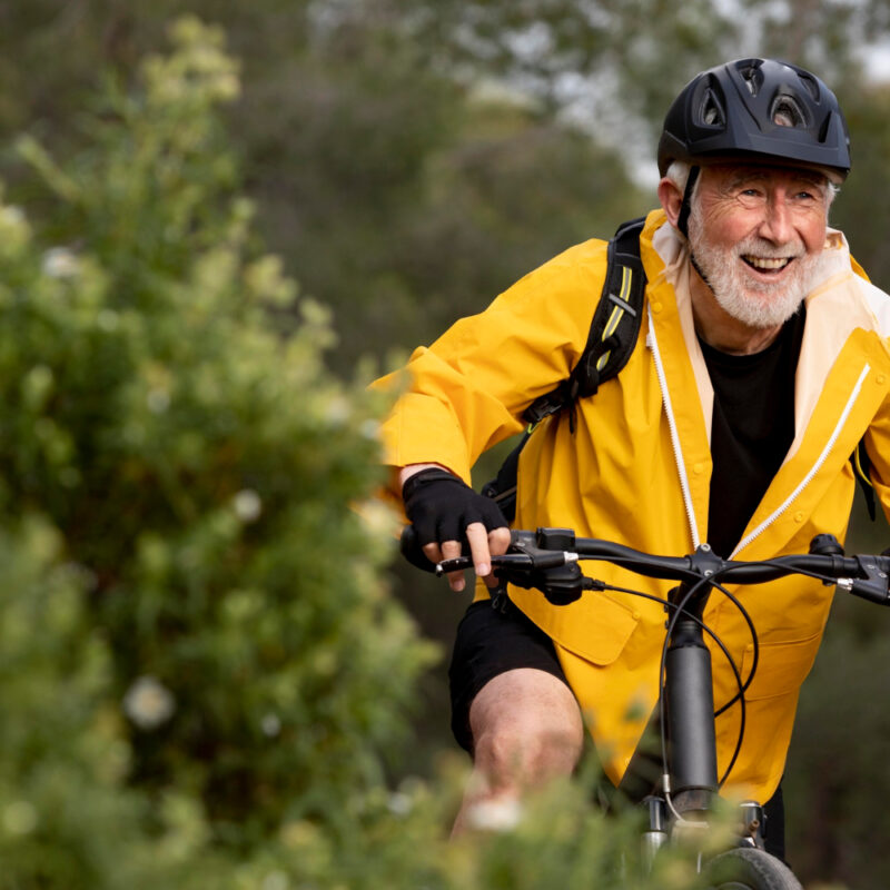 Photo d'un homme senior qui fait du vélo