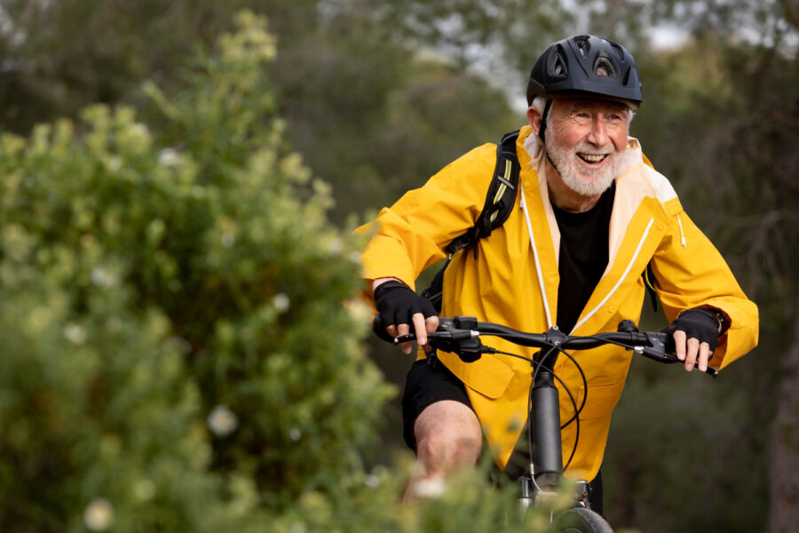 Photo d'un homme senior qui fait du vélo