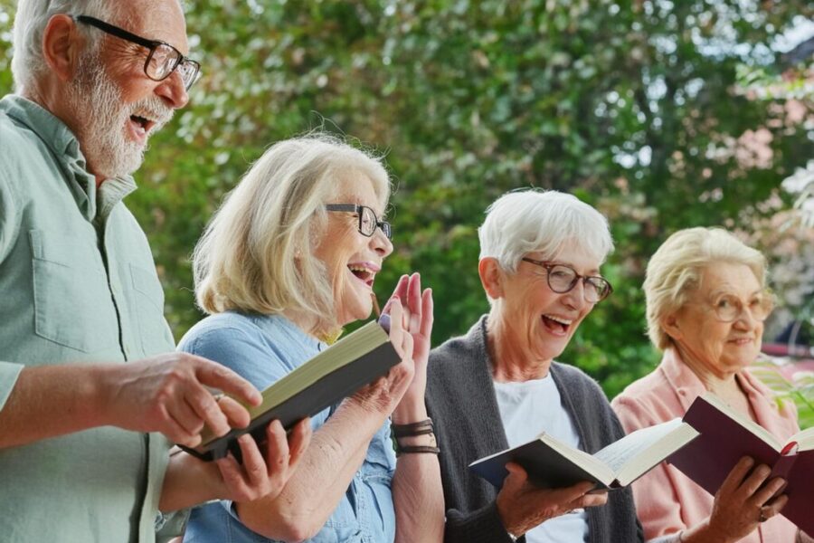 Groupe senior qui chante choral généré par IA