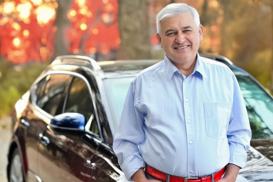 Image senior homme devant une voiture