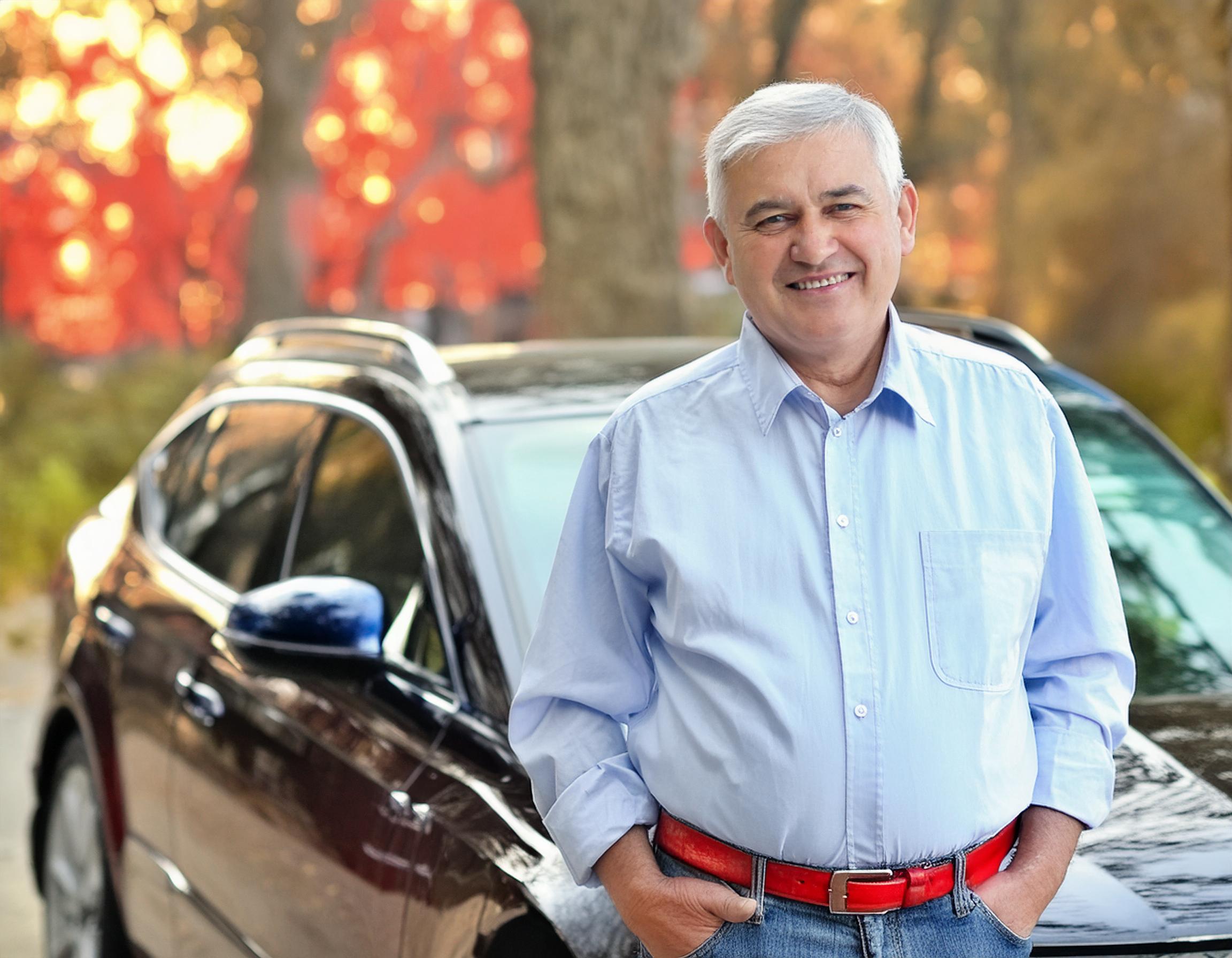 Image senior homme devant une voiture