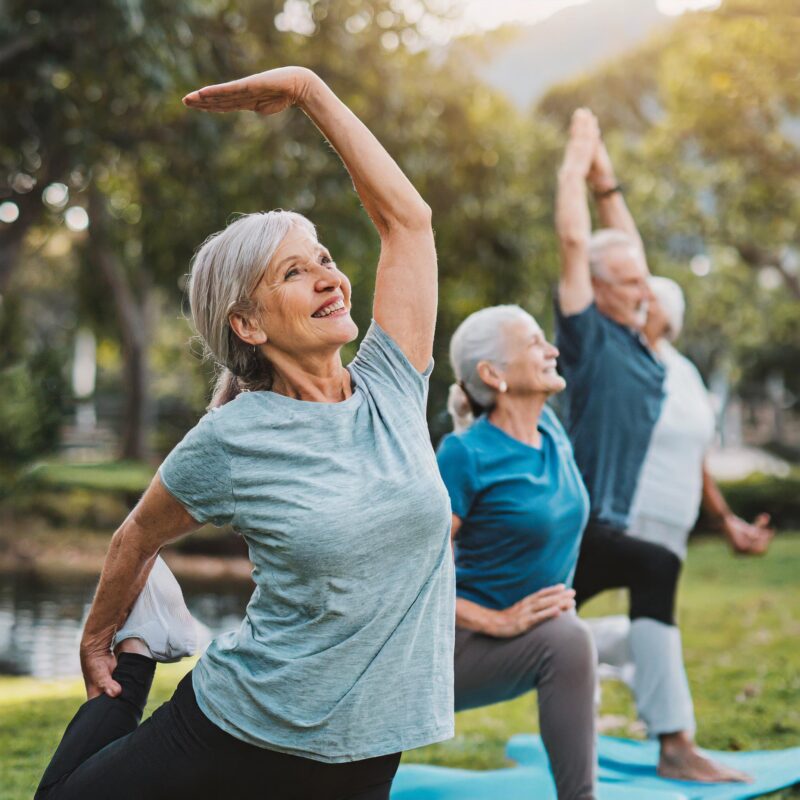 Groupe senior faisant du yoga