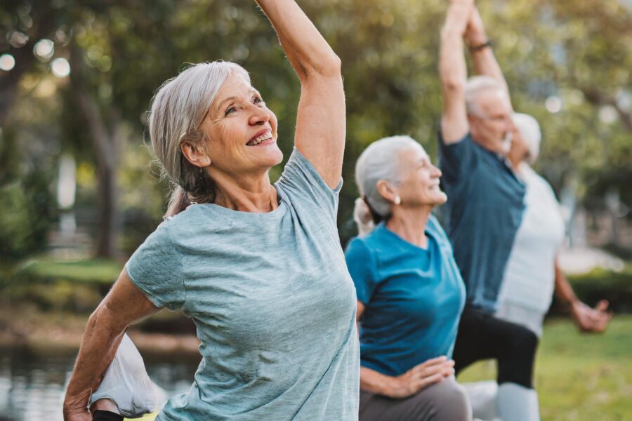 Groupe senior faisant du yoga