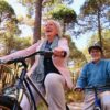 Couple senior en vélo