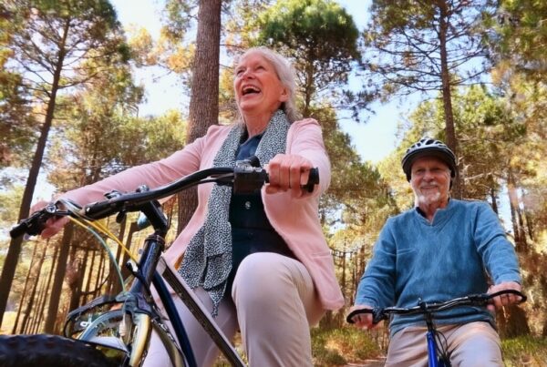 Couple senior en vélo
