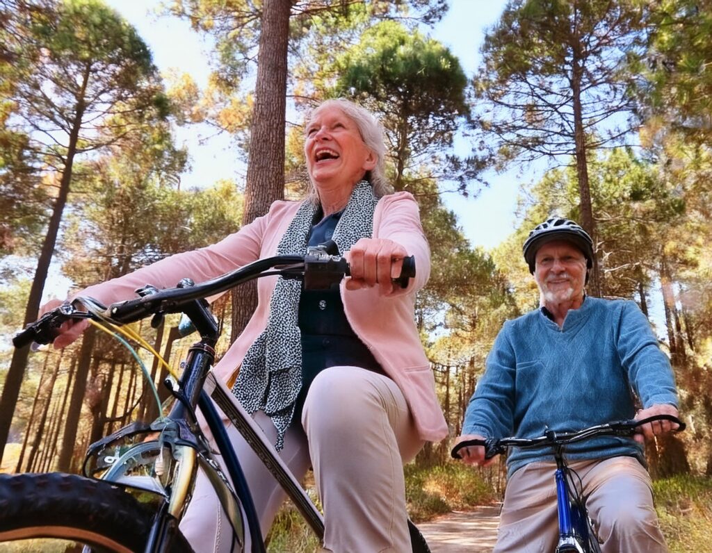 Couple senior en vélo