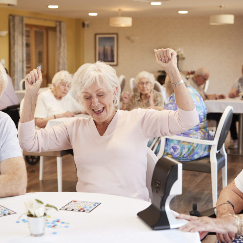 Photo de seniors jouant au loto