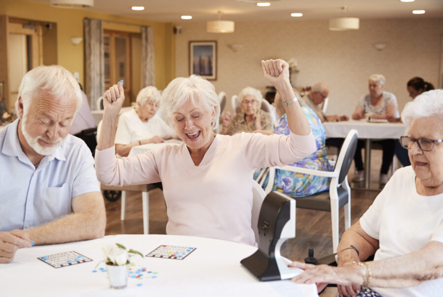 Photo de seniors jouant au loto