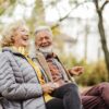 Photo d'un couple senior sur un banc rigolant