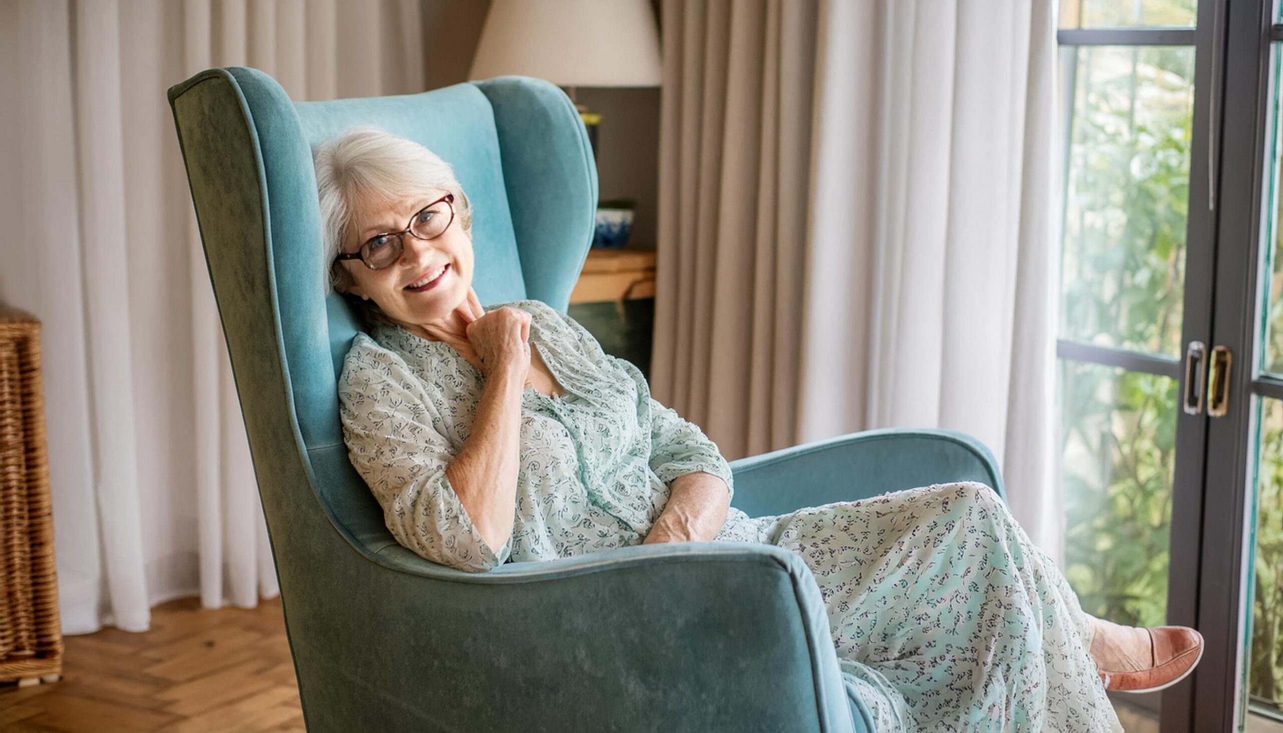 Femme senior sur une chaise souriant