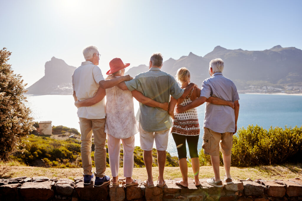 Photo d'un groupe de senior regardant la mer