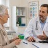 Une femme senior qui s'adresse à un médecin pour réaliser son bilan prévention