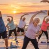 Groupe de seniors entrain de faire du sport sur la plage en douceur et sécurité