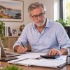 Homme senior en retraite progressive en tant que comptable