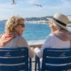 Deux seniors rigolent ensemble sur la Croisette, face à la mer