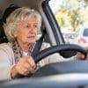 Femme senior au volant de son véhicule, pas très à l'aise de conduire