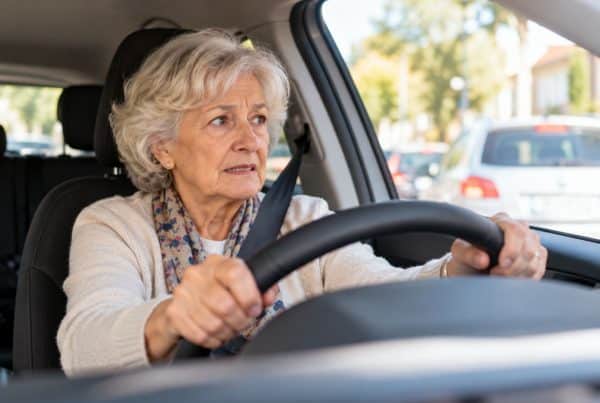 Femme senior au volant de son véhicule, pas très à l'aise de conduire