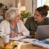 Une femme senior et une jeune fille cohabite ensemble